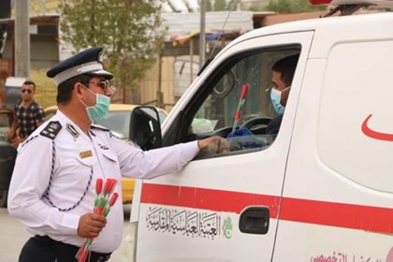 مرور كربلاء تستوقف رجال الامن وموظفي الصحة وعمال دائرة البلدية في شوارع و تقاطعات المحافظة