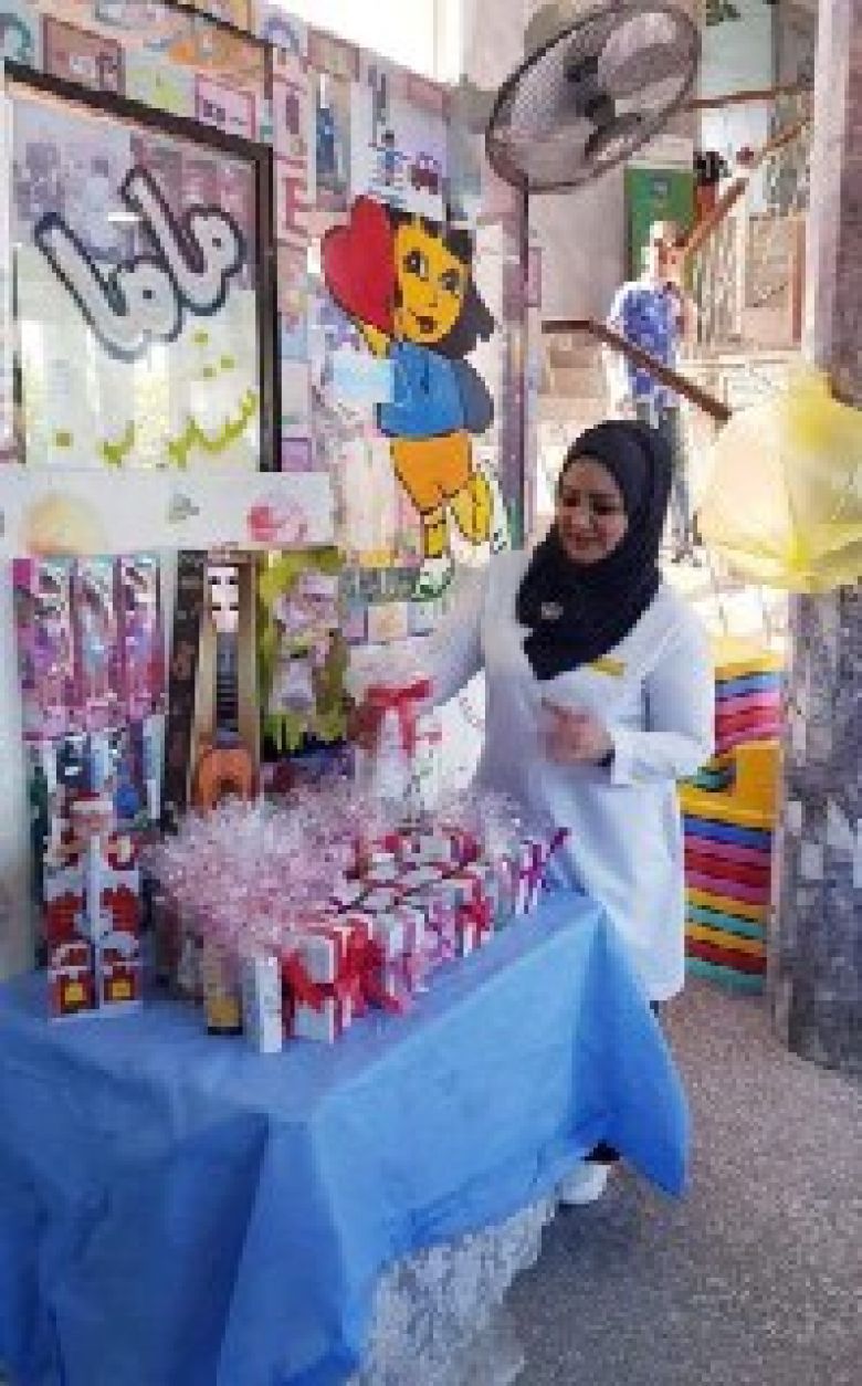 أكرم عامل النظافة 
