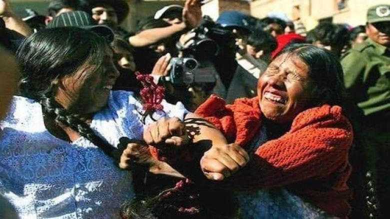 لجلب الحظ السعيد احتفال او عيد لضرب الجيران في بوليفيا