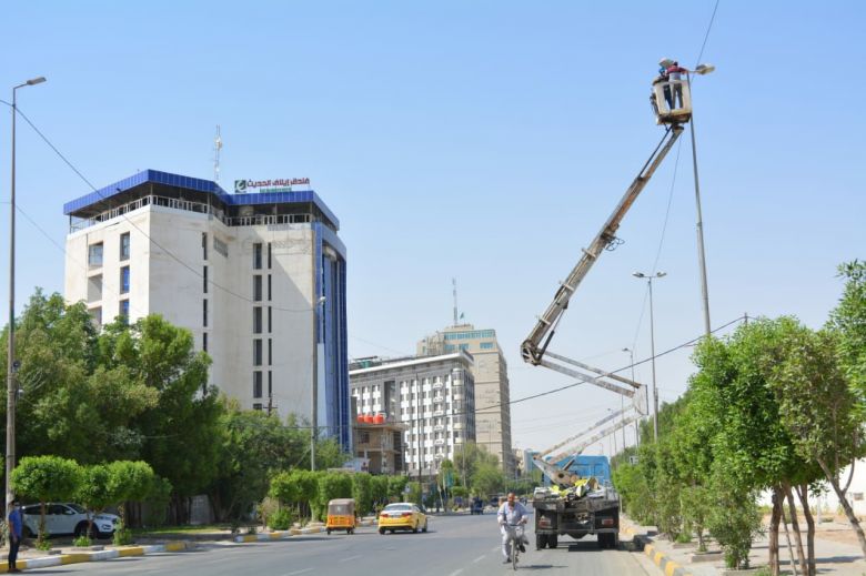 توزيع كهرباء كربلاء تقوم باستبدال تراكيب الانارة لشوارع طريق بغداد والأمن وركن البستان