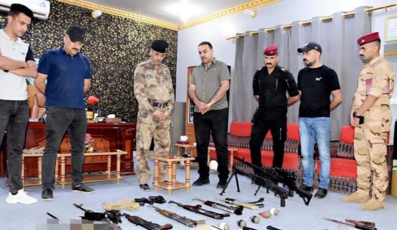 كربلاء: القاء القبض على عصابة تتاجر بالاسلحة والمخدرات (بالصور)