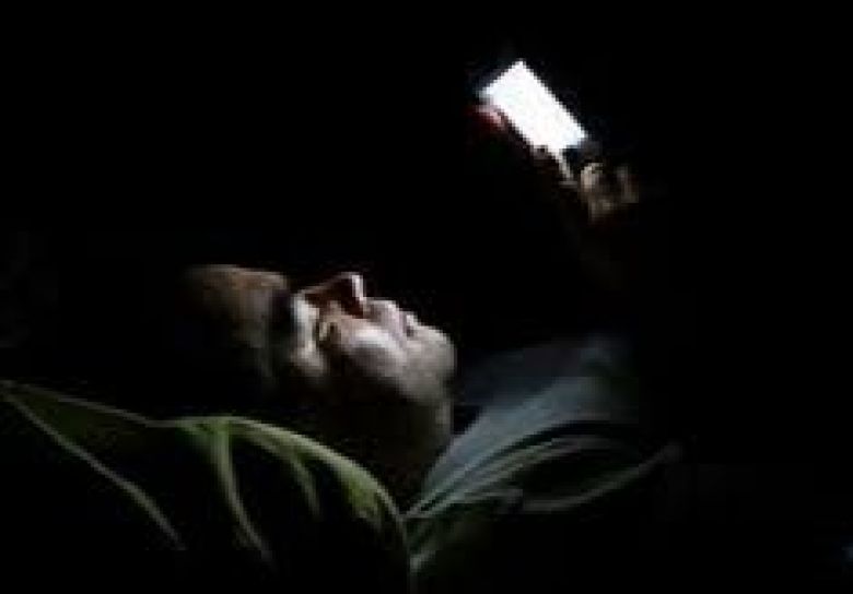 ماهي علاقة استخدام الهاتف المحمول ليلا بالاكتئاب والتعاسة؟