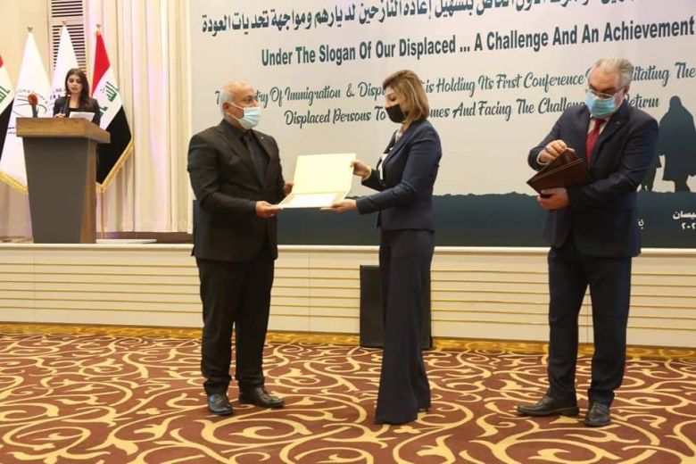 وزارة الهجرة والمهجرين تكرم محافظ كربلاء المقدسة لدوره في اعادة النازحين لمناطقهم