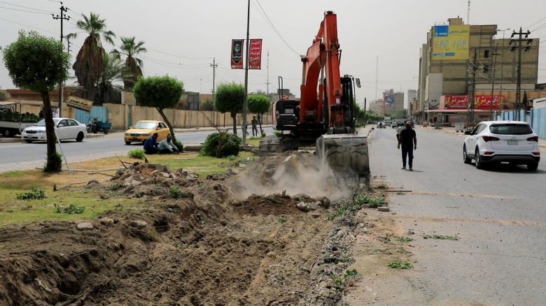 لتقليل الزخم المروري ...بلدية كربلاء تعمل لتأهيل الشارع الممتد من فلكة سيد الأسعار بإتجاه المعملجي
