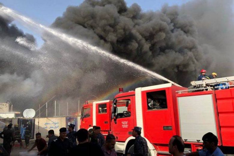 بالصور.. الدفاع المدني يخمد حريقا بصهريج وقود ومحال تجارية وسط كربلاء