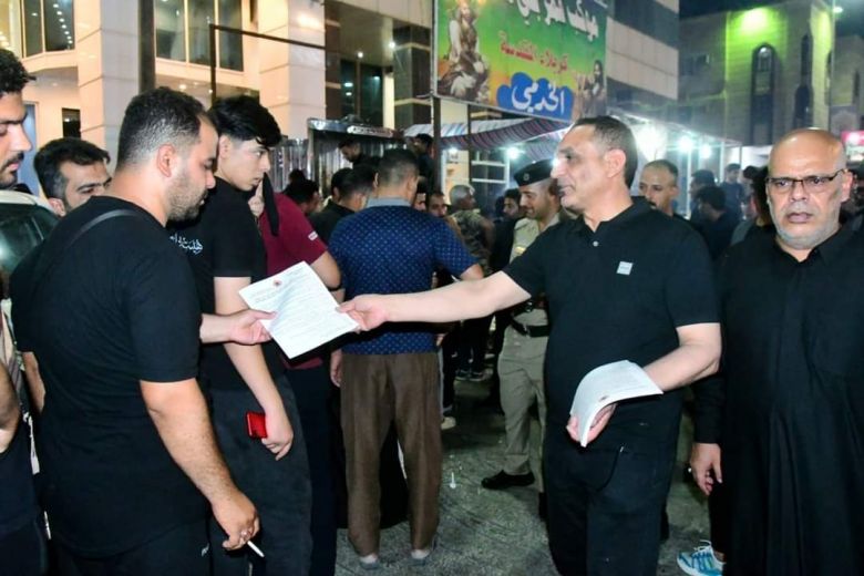لمحاربة الشائعات .. الاعلام والاتصال الحكومي يباشر بتوزيع بوسترات توعوية لزائري زيارة عاشوراء