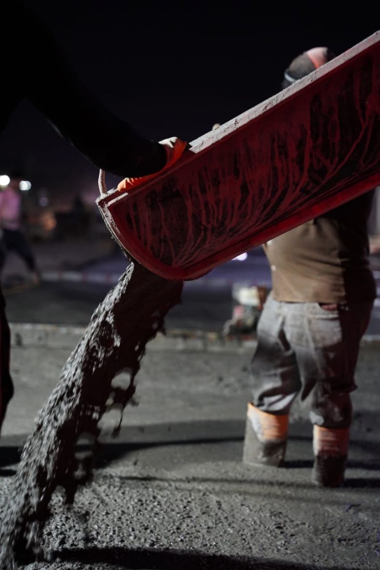 بلدية كربلاء تواصل حملة الخدمات لتعبيد الشوارع تزامناً مع خدماتها لزائري الأربعينية