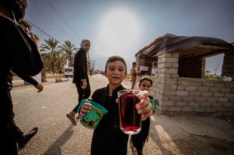 بالصور.. عاشقون صغار في طريق ياحسين