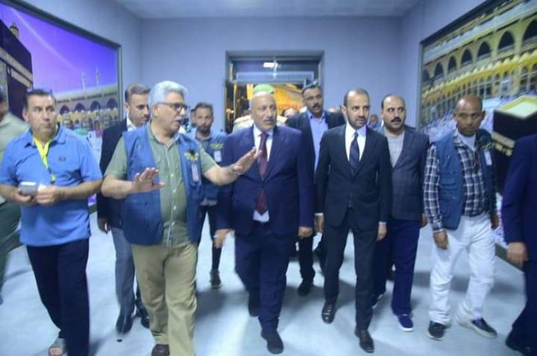 في ساعات الليل المتأخرة .. محافظ كربلاء يتفقد احتياجات الحجاج في محطات الاستراحة
