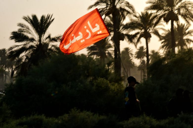 بالصور.   أجيال تمشي ورايات ترفرف والحسين هو الغاية
