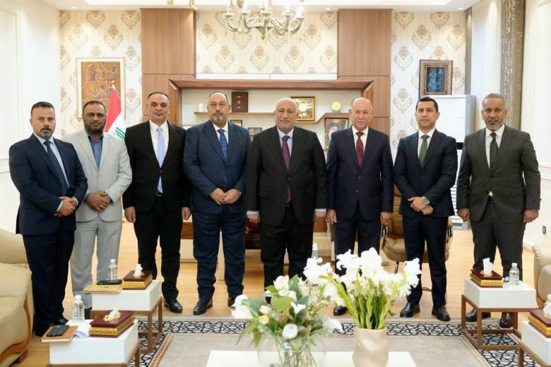 محافظ كربلاء يكرّم الفائزين بجائزة العراق للموظف المثالي والمبدع