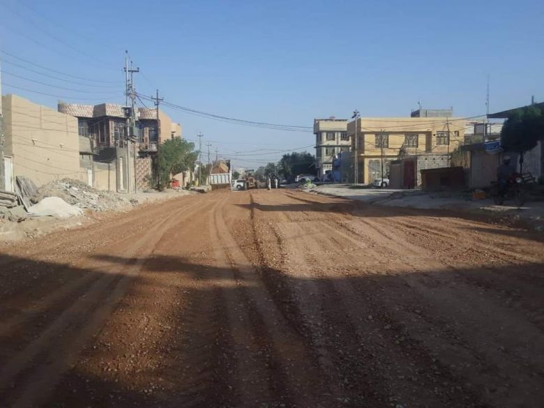 بتوجيه محافظ كربلاء المقدسة، البلديات تؤهل الشارع الحولي في الحي العسكري