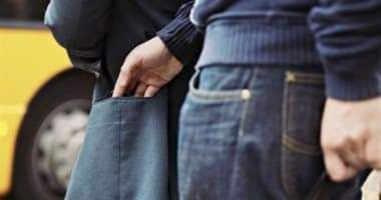 شرطة كربلاء تضبط متهمين بسرقة المواطنين أثناء مراجعتهم لإحدى الدوائر الحكومية