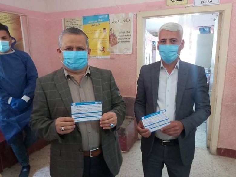 مدير عام صحة كربلاء يطلع على سير العمل وطبيعة الخدمات في المركز الصحي في الحي العسكري ويتلقى الجرعة الأولى بلقاح أسترازنيكا