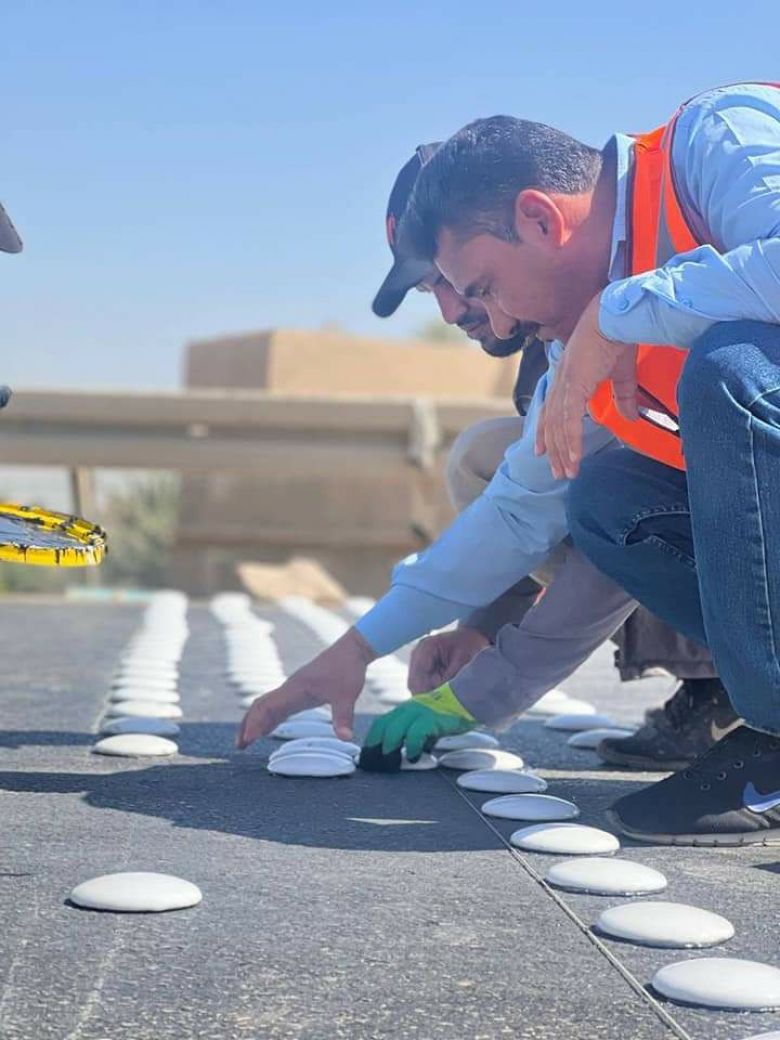 تنفيذا لتوجيهات المحافظ بتنظيم المدن ..بلدية الهندية تنفذ حملة لتأثيث الشوارع