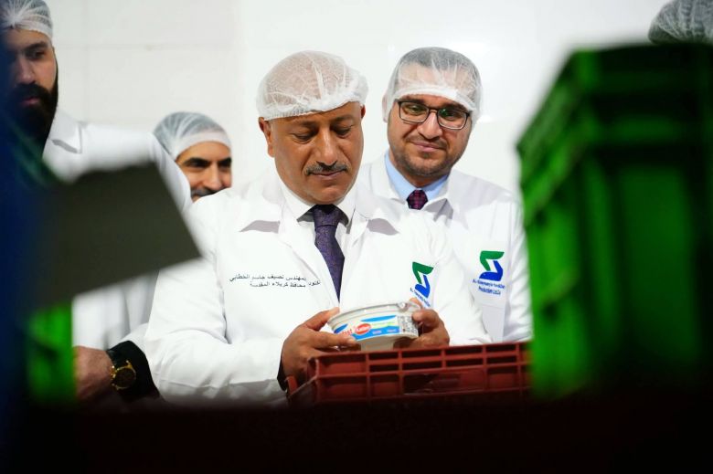 محافظ كربلاء يتفقد مشروعاً صناعياً للألبان والمواد الغذائية