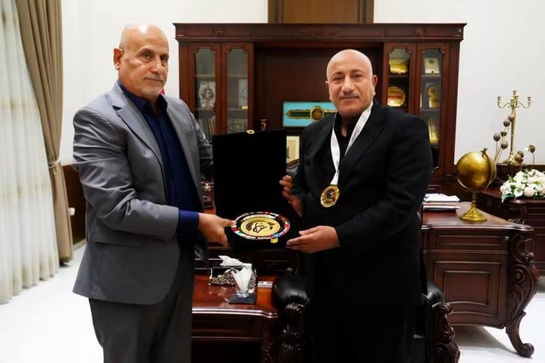 الاتحاد العربي لألعاب القوى يمنح محافظ كربلاء درع الاتحاد والميدالية الذهبية