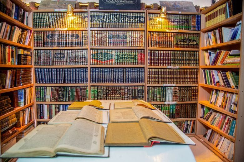 من ذاكرة الكتب إلى صمت الرفوف: ماذا حل بمكتبات كربلاء التاريخية؟