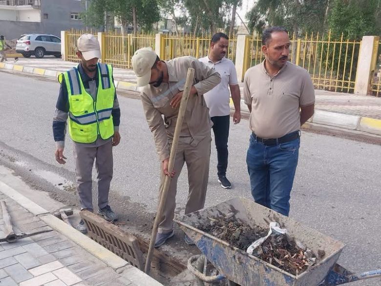 استعداداً للموسم المطري.. مجاري كربلاء تنظف فتحات التصريف في قضاء الخيرات